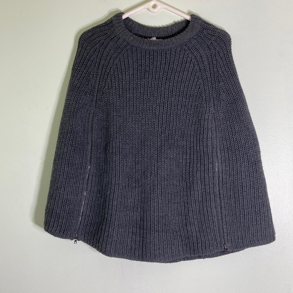 Gap Cape cardigan size M/L (B0116